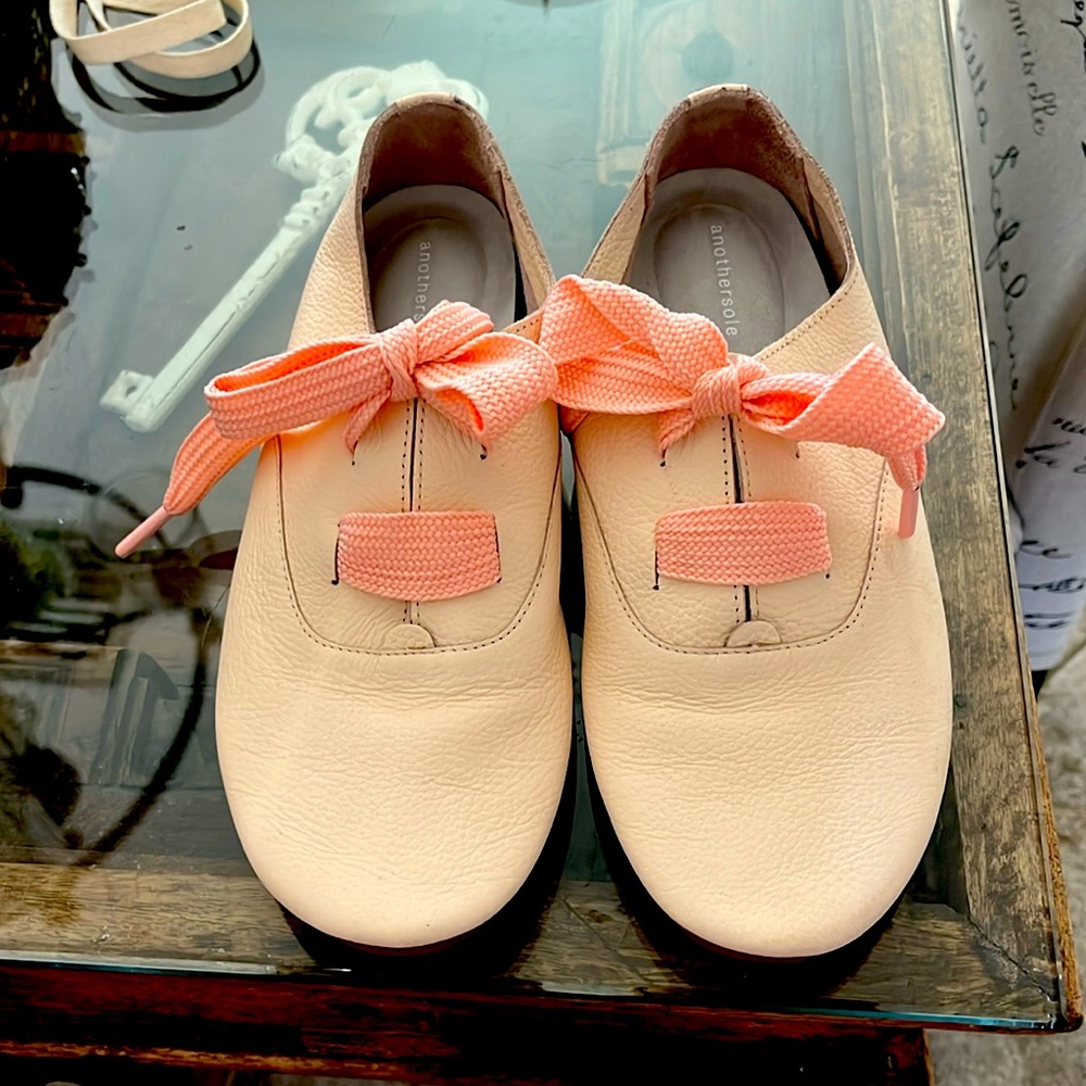 Another sole pink leather shoe